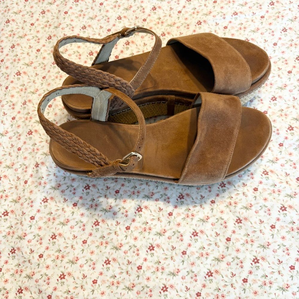 PLATFORM WAY
STUART WEITZMAN
Color: Amaretto Suede - Picture 3 of 7
